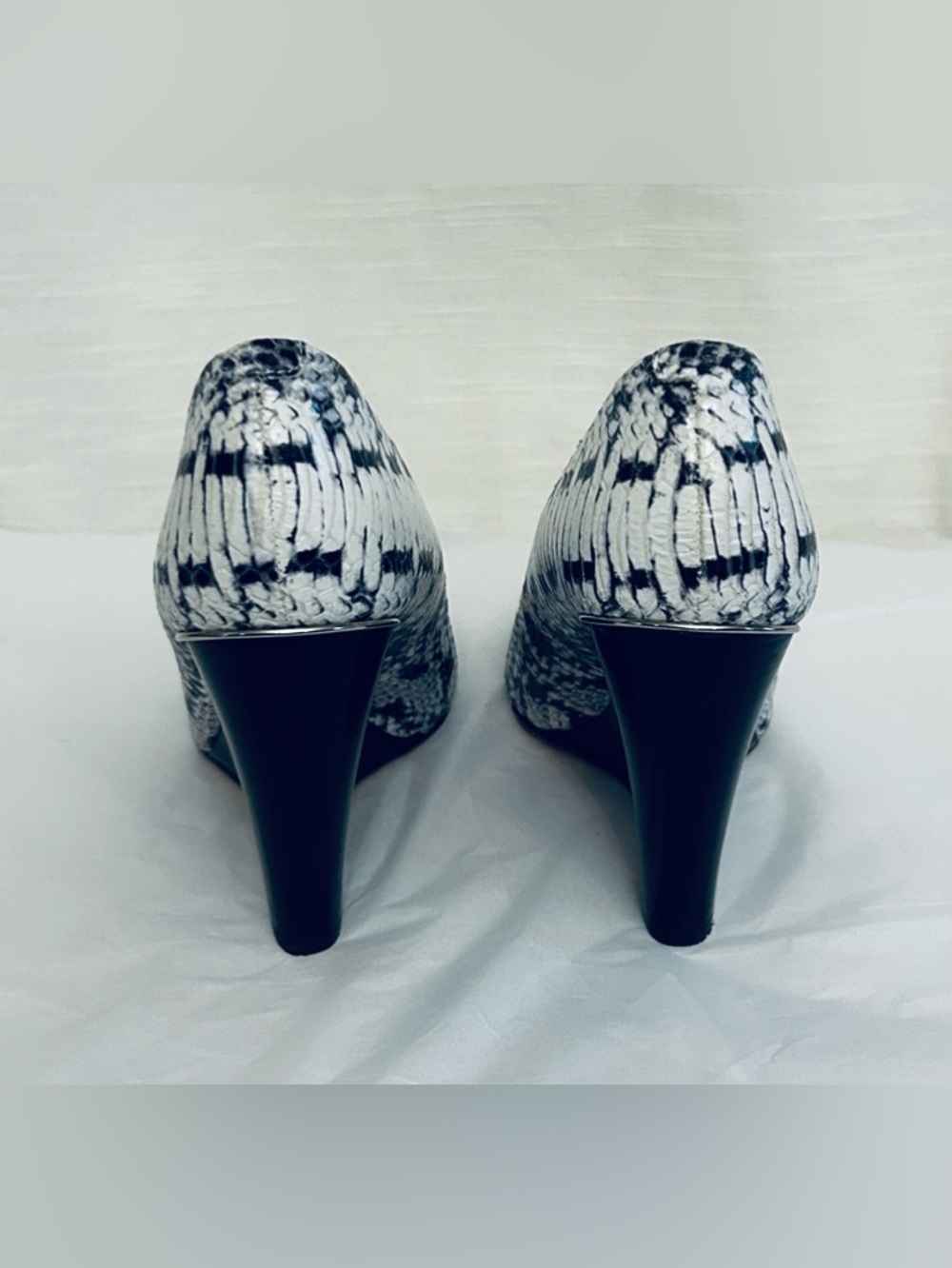 COACH Women's Black & White Snake-Print Pointed Toe Pumps monochromatic - Picture 6 of 8